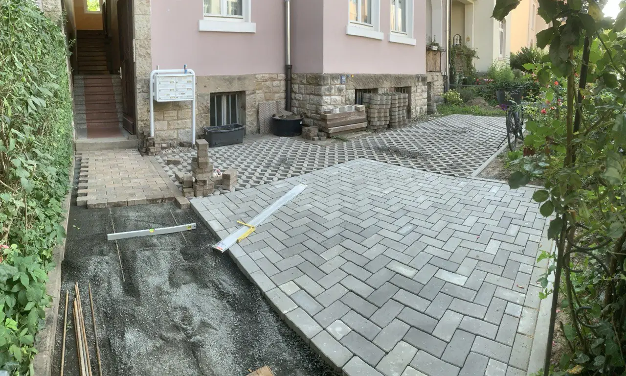 Pflasterarbeiten im Hof, Fläche wird vorbereitet