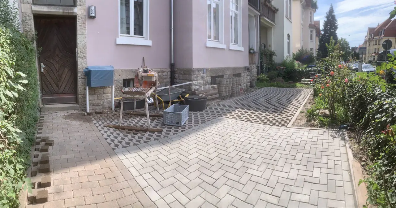 Fertig gepflasterter Hof mit Treppe zum Hauseingang