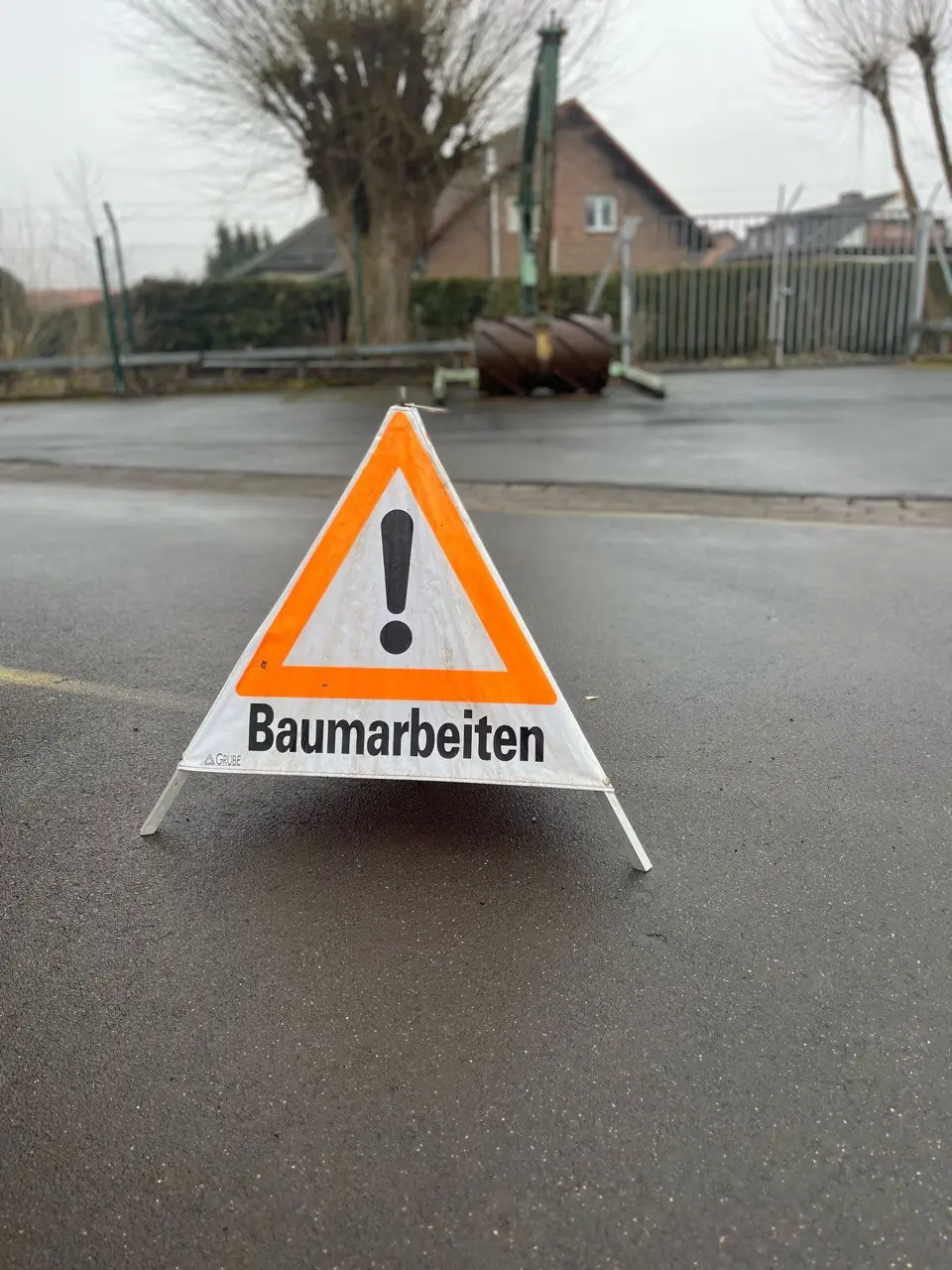 Warnschild Baumarbeiten an der Straße